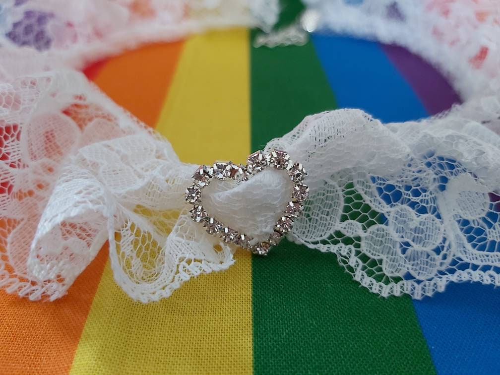 Kawaii harajuku lolita lace choker with a cute diamante heart charm.