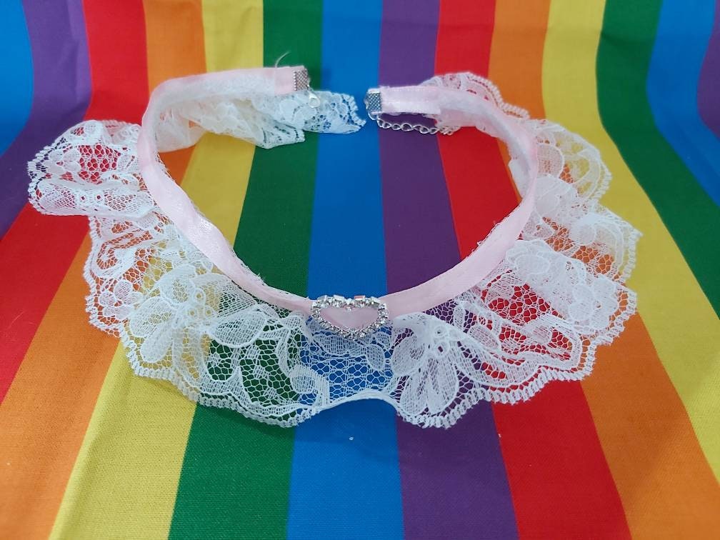 Kawaii harajuku lolita lace choker with a cute diamante heart charm.