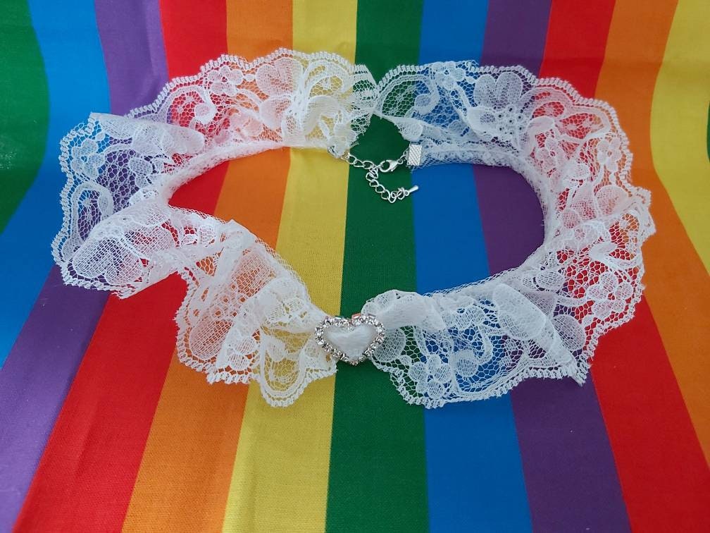 Kawaii harajuku lolita lace choker with a cute diamante heart charm.