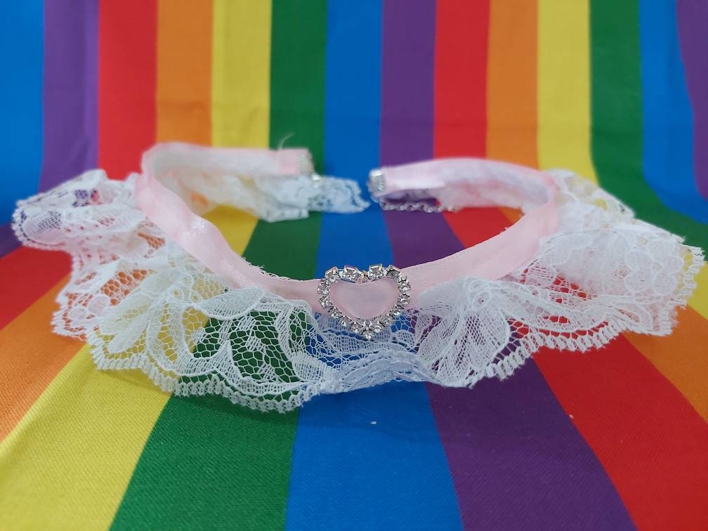 Kawaii harajuku lolita lace choker with a cute diamante heart charm.