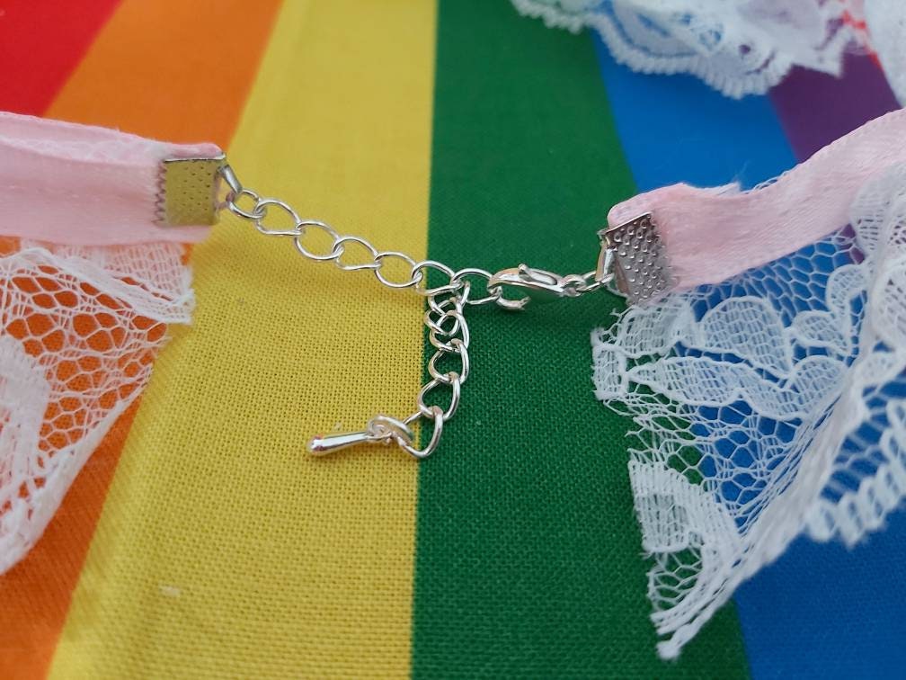 Kawaii harajuku lolita lace choker with a cute diamante heart charm.
